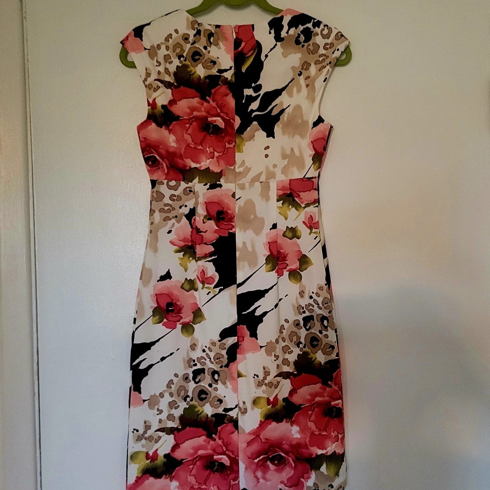 Connected Apparel Floral V-Neck Sheath Dress. - Picture 2 of 4